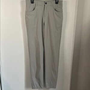 Vuori Men's Slim Straight Athleisure Performance Chino Pants in Light Gray